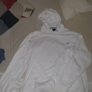 Bondelid XL hoodie - XL bondelid hoodie, passar löst på mig som e 193cm 100kg, inga fläckar knappt använd bara legat i garderoben.