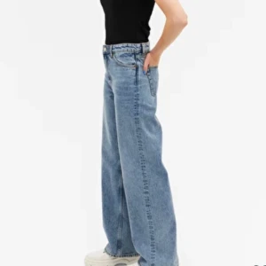 Monki jeans  - Blåa monki jeans i modellen yoko. Använda och sytt fast ett skosnöre i midjan slm är lätt att ta bort om man inte vill ha det. Storlek 25. Köparen står för frakt 💕