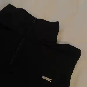 Säljer mina två träningströjor/utetröjor/zip hoodies från aimn. Har en i storlek XS och en i storlek S men säljer för samma pris ❤️kan även skicka mot ett billigare fraktalternativ om så önskas. 