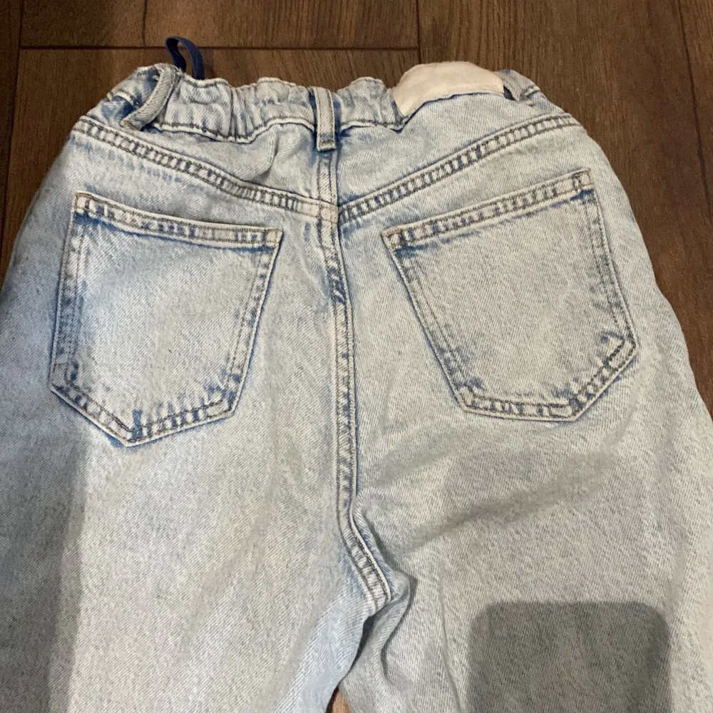 Ljusblåa Jeans jättefina dom sitter jättefin på nästan alla kroppar äkta fickor både back och fram pris går att diskutera . Jeans & Byxor.