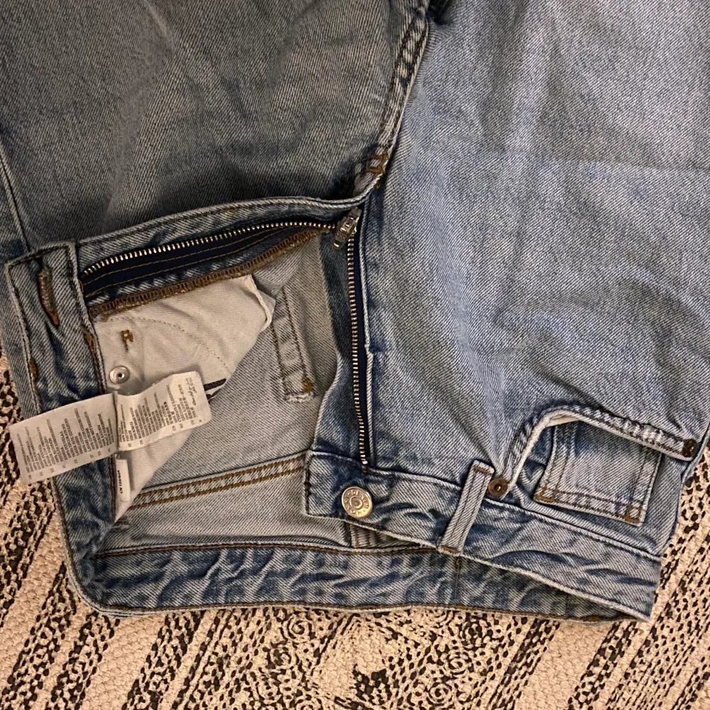 Jätte fina hög högmidjade byxor som inte passar mig för som är för små💕💕. Jeans & Byxor.
