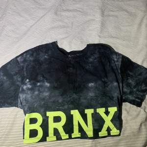 En tröja med marmor nyans och där det står  ”BRNX”.