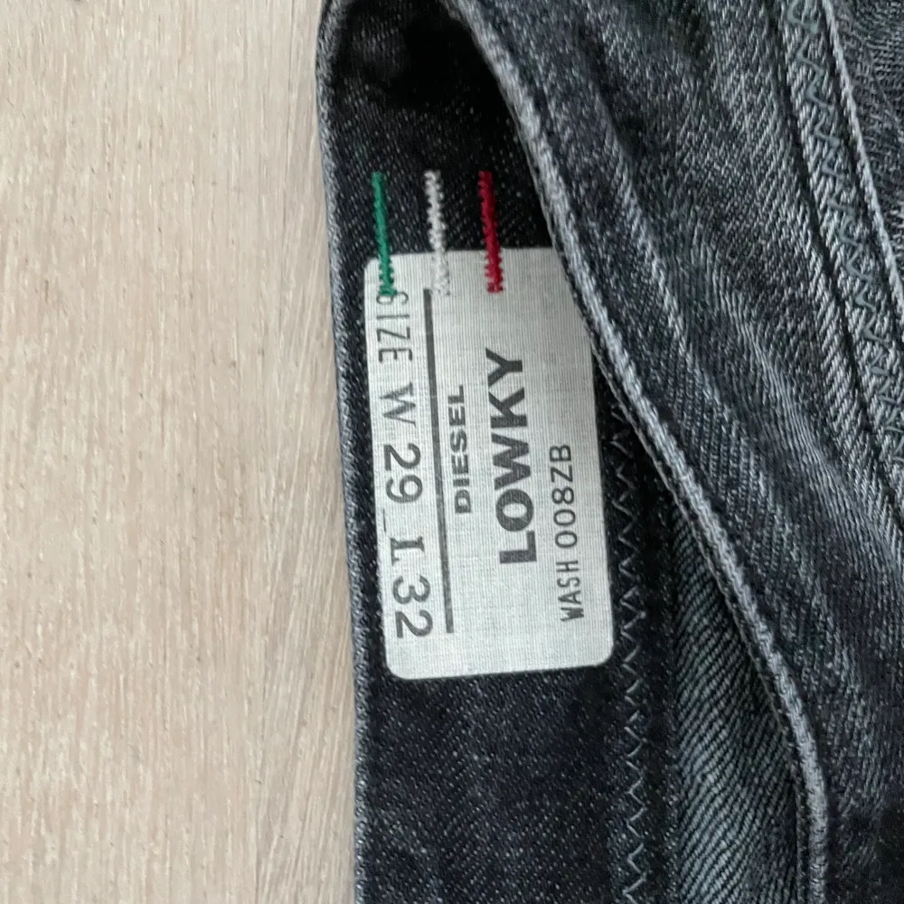 Diesel jeans med slitningar. Bra kvalite och lågmidjade. Jättefina men kommer tyvärr inte till användning. . Jeans & Byxor.