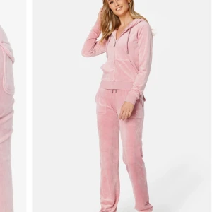 Juicy set - Säljer nu mitt älskade juicyset! Använt ett antal gånger men är som ny. Säljer hela setet för 1100 ex frakt, eller plaggen separata för 600 styck, inkl frakt. Hör av er för fler bilder!🙏🏽😁💕🎊