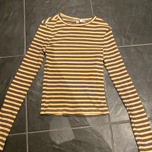 En randig tröja  - Sitter tajt 