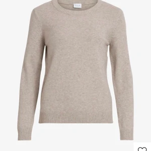 Sticjad begie tröja från Vila💞 - Köptes för några månader sen för 280kr på Salt. I fint skick, skriv för egna bilder. Lite större i storleken🥰