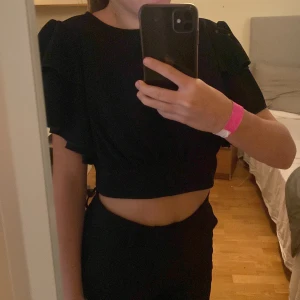 Tröja med volang - En svart tröja med volang från Shein, bra skicka och inga defekter. Säljer då den inte har kommit till användning.