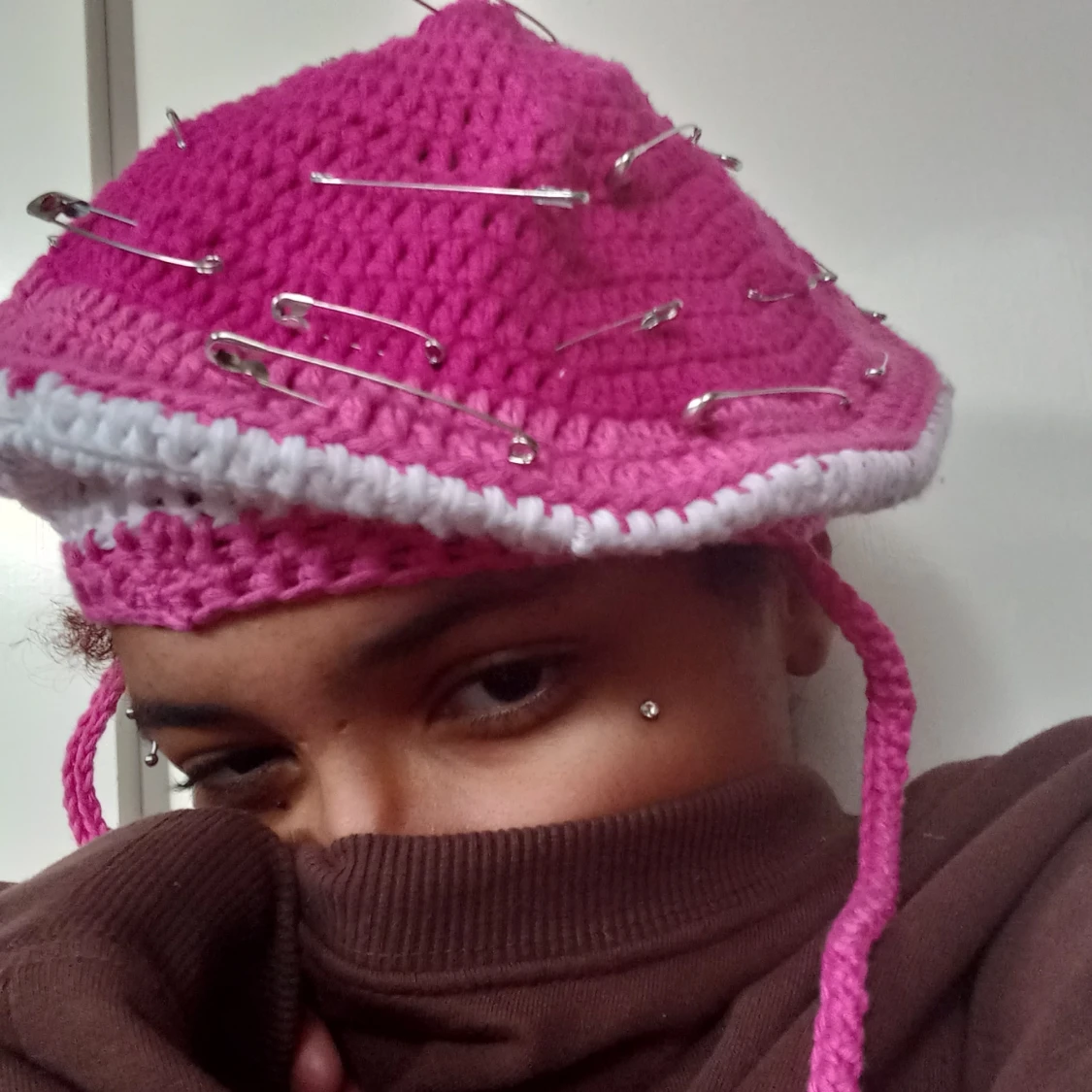 Virkad basker med smyckad ovansida