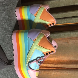 YRU QOZMO HI – PASTEL - YRU QOZMO HI – PASTEL skor köpta för ett par år sedan har andvändt ett fåtal gånger. Köpte det för 1500kr, det är bekväma o inte slitna  