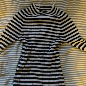 Randig turtleneck - Randig tröja från gina tricot 