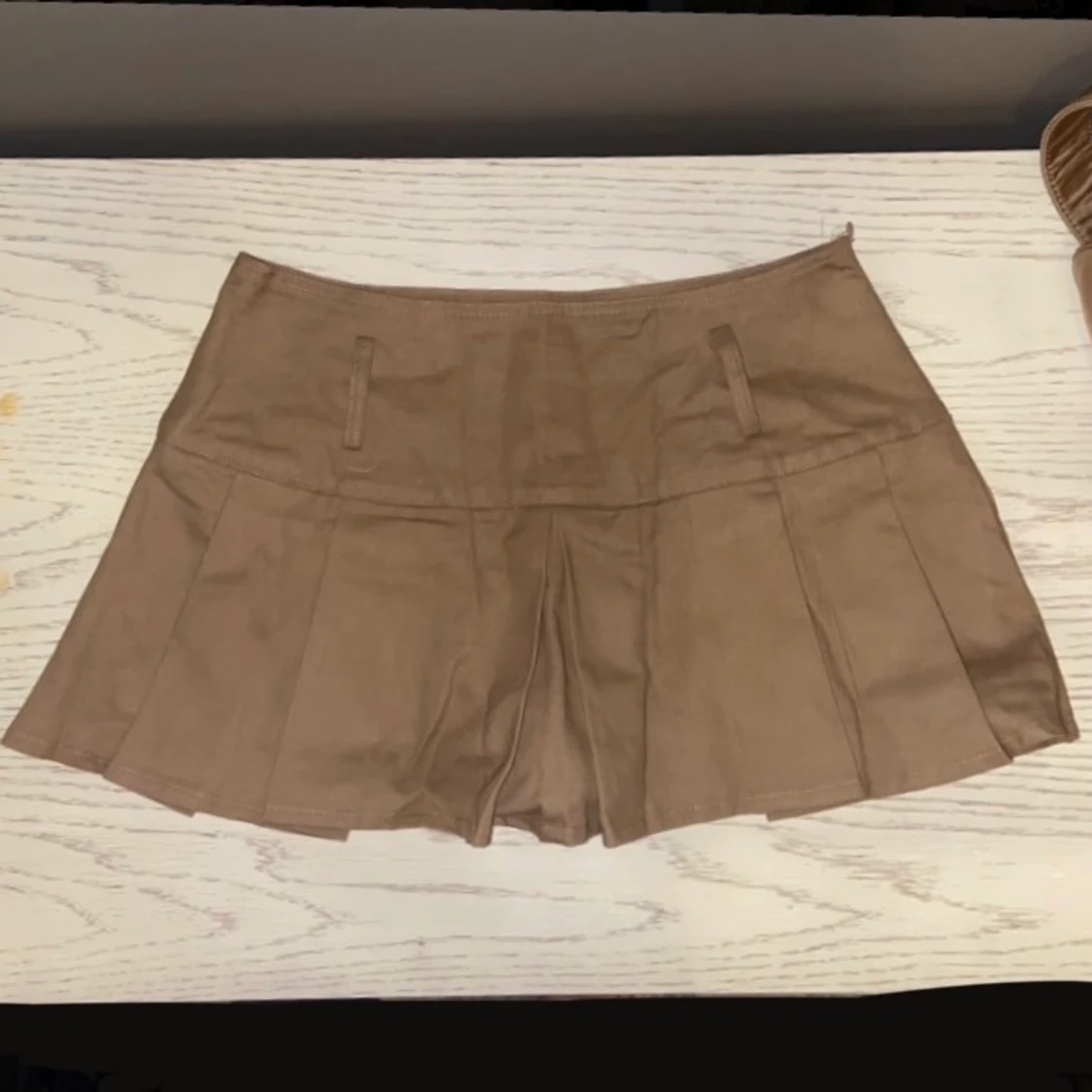 Veckad minikjol brun