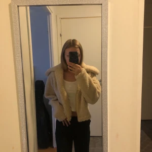 Snygg jacka - Säljer denna jätte fina Teddy/fluff jackan ifrån gina. Aldrig använd men hur mysig som helst. Köpt för 500kr. Hör av er för fler bilder eller frågor :) pris går att diskutera.