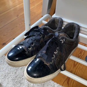 Billi bi skor  - Billi bi skor med fodrar lurvig insida, värmer bra nu när det är kallare, påminner om Lanvin! Strl 38 