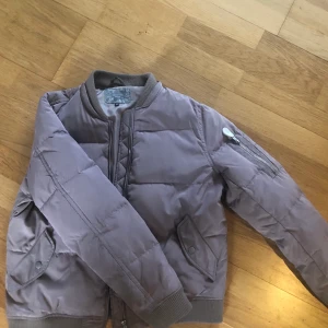 Dotted blue jacka - Jacka i storlek 38. Väldigt skön och bra fodrad och allmänt väldigt bra kvalitet.  Frakten får du stå för själv :)