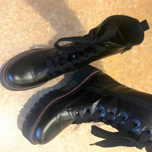 Snygga NY boots - Aldrig använda ! Ny från i år ! Med dragkedja på sidan & snörning! Små i storlek - 39/40 - som 38 mer  Ren & Fräscha  Finns Hagsätra / Älvsjö - kan tas till stan eller skickas!