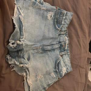 jeans shorts stylade med hål. 