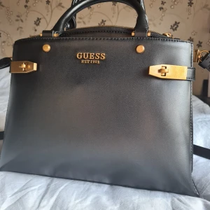 Guess väska  - En svart guess handväska. Nästan ny skick.