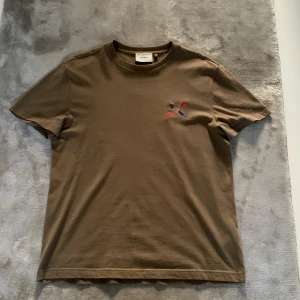 Axel Arigato T-Shirt - Säljer min Arigato t-shirt för att jag aldrig använder den och knappt gjort. Storlek S och i fint skick. 