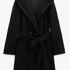 Kappa med luva  - Säljer denna fina kappan med luva ifrån Zara, köpt förra året så det är utan knappar men annars exakt likadan! Använd några gånger så den är lite nopprig men det går att fixa lätt🖤