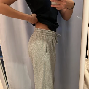 Grå mjukisbyxor - Ljusgrå mjukisbyxor från H&M. Stl L men sitter mer som en S/M. Jag är 170cm. Mysiga och användbara! Bra skick!