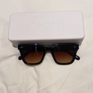 Chimi solgalsögon  - Säljer bruna chimi eyewear glasögon 004