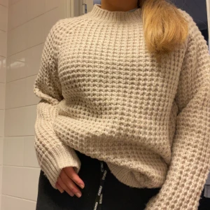 Stickad tröja XS/S - Supermysigt material. Knappt använd! Väldigt fin! Passar både XS och S