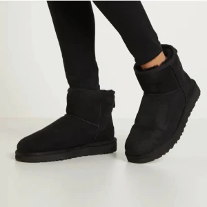 Uggs - Säljer dessa uggs i fint skick. Finns små slitage på dem men kan skicka bild vid intresse.🖤