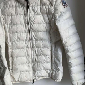 Parajumper Super Lightweight jacka - Säljer min sambos jacka då hon inte längre använder längre.  Superskick, använt sparsamt.  Storlek S. Dammodell