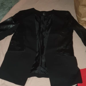 H&M - Kavaj med blandade fejk skin. 