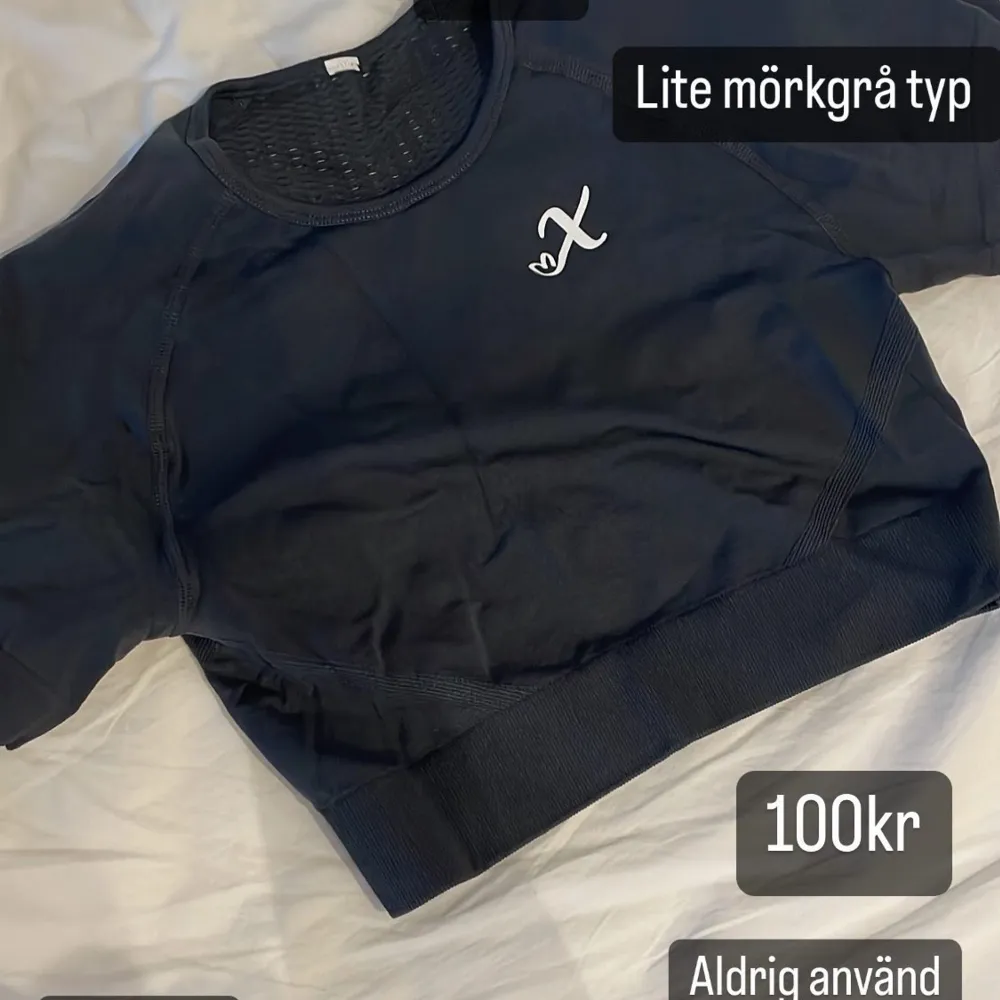 Croppade tränings t-shirts från Xshapes. Strl S, ena är svart och andra mörkgrå.  Den svarta är använd två gånger och den andra är oanvänd :)   100kr st eller 150kr för båda . Hoodies.