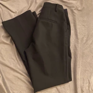 Kostymbyxor från bikbok - Ett par fina kostymbyxor utan slitage från BikBok. Super snygga byxor! Säljer för att de är för korta på mig⚡️