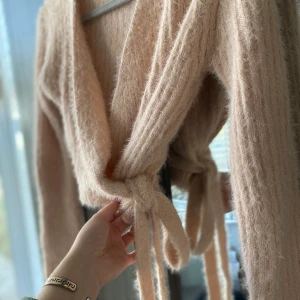 Fluffig Ljusrosa kofta✨ - En fluffig kofta med knytning✨