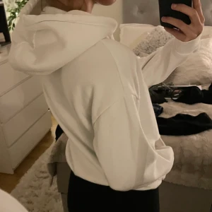 Hoodie - Vit hoodie som knappt kommer till någon användning förutom hemma, frakt tillkommer och betalning sker via swish 🫶🏽
