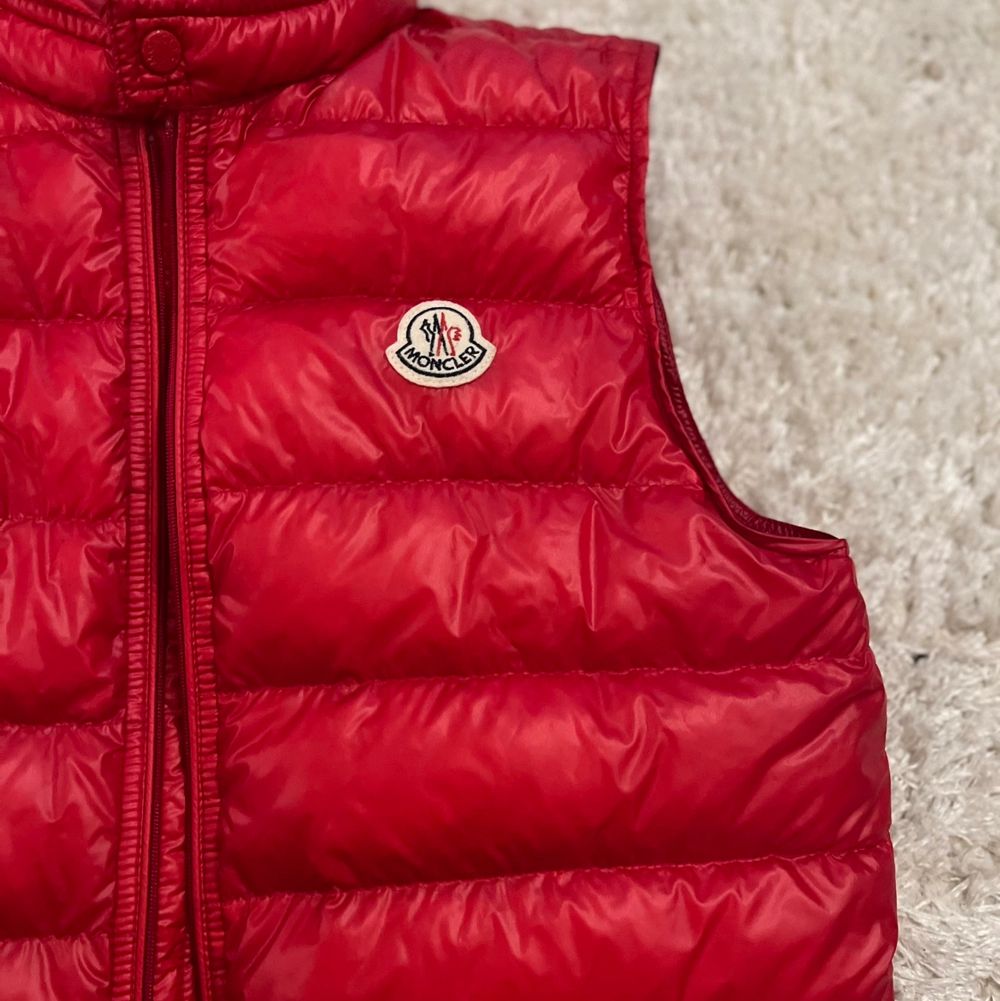 Röd Moncler Gui Väst Röd | Plick Second Hand