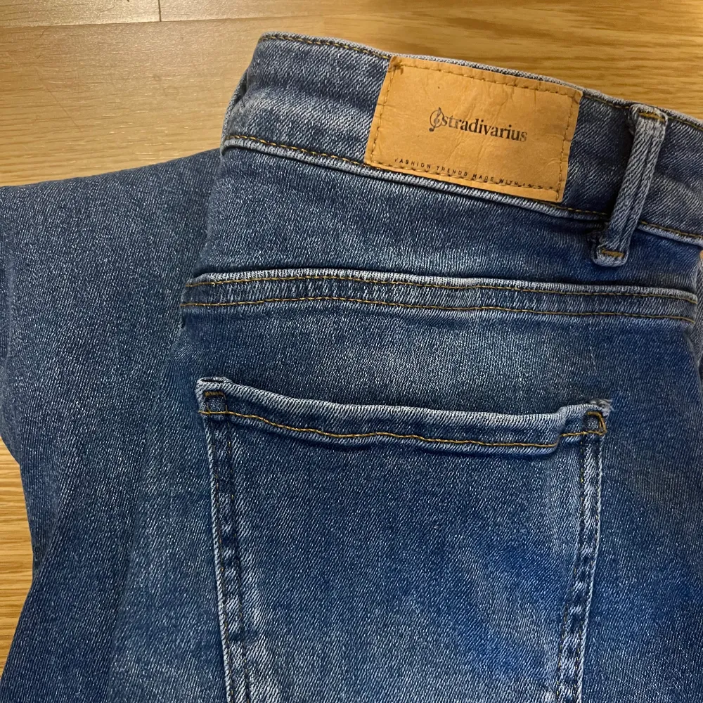 jättefina lågmidjade bootcut jeans från stradivarius. knappt använda så dem är i väldigt bra skick💕 . Jeans & Byxor.