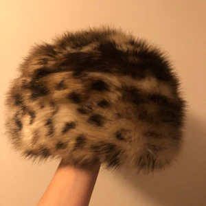 Cool mössa! - Cool mössa i fejkpäls med sidentyg på insidan! Perfekt nu för vintern😍 säljer eftersom jag inte använder