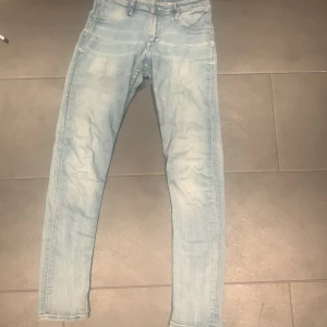 Blå jeans  - Blå jeans. Ganska hög midja. Cirka fem cm under naveln 