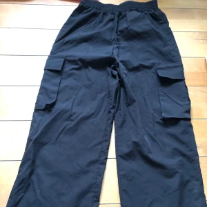 Cargobyxor - Cargobyxor från shein. Korta på mig som är 1,74! Använd typ 2 ggr. Frakt tillkommer på 45kr.