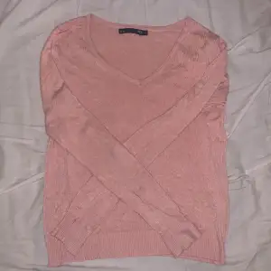 Söt stickad tröja i en fin rosa nyans. Säljer för att den inte kommer till användning. Använd få gånger så i väldigt bra skick. Bara att höra av sig vid frågor eller funderingar💗💗