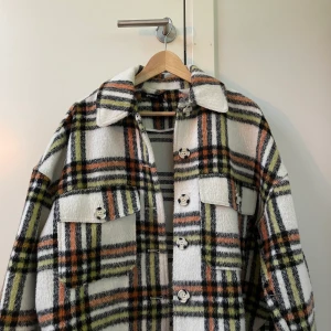 Rutig trendig kappjacka - En fin rutig höst och vår ”kappa” 🤎🍂🌼