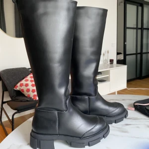 Stövlar st.36🪩 - Stövlar från Gina tricot, i super fint skick då de endast är använda 1 gång🌻 