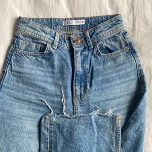 Ett par jättefina jeans från zara i modellen 90’s full length, lite slitna vid slutet av jeansen då de var för långa för mig! Om fler bilder önskas är det bara att skriva! 🫶🏼