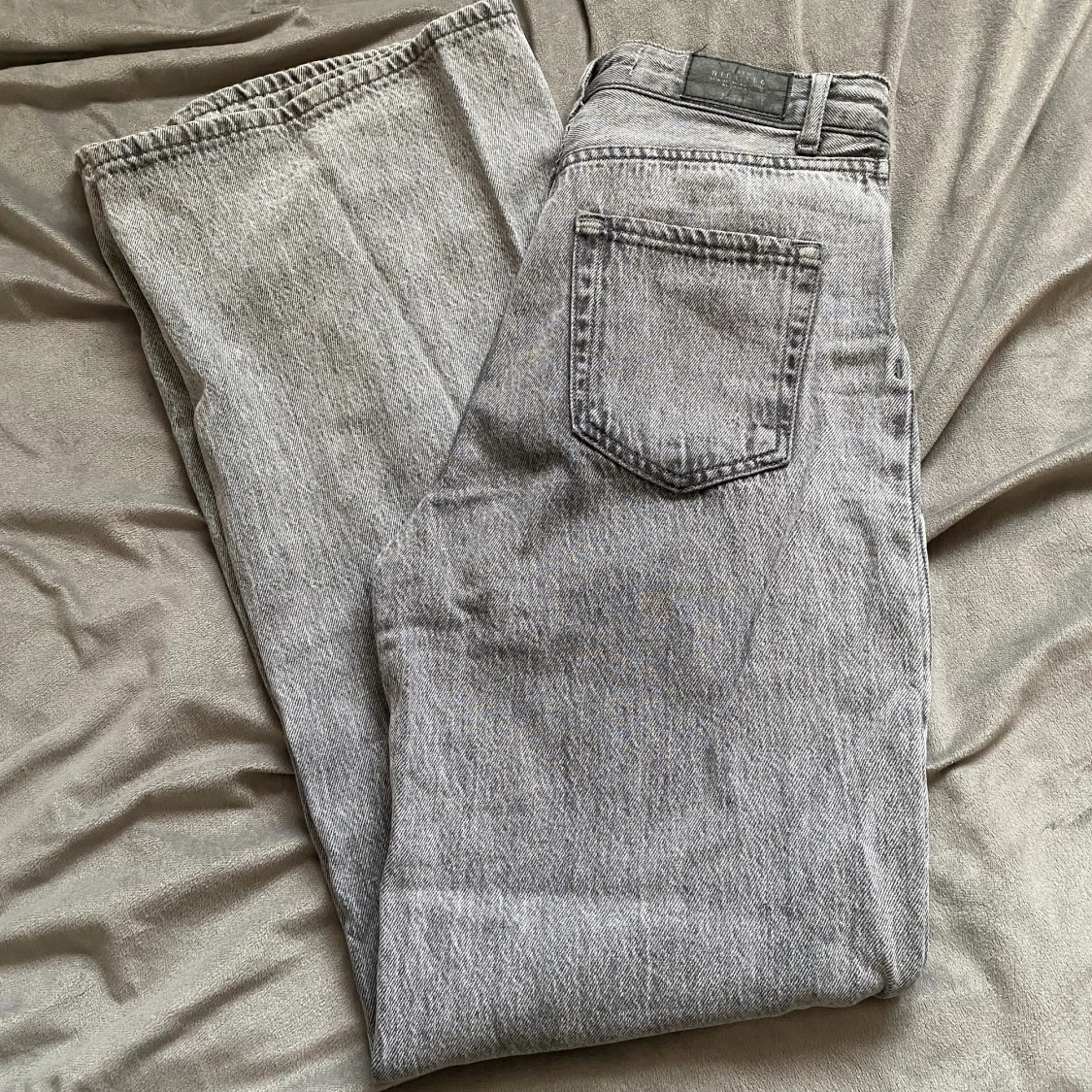 Gråa jeans