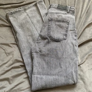 Gråa jeans - Ett par gråa jeans i storlek 36. Jag är en S och runt 170 cm lång, de sitter fint på mig. Bara att skriva om du har frågor🙌