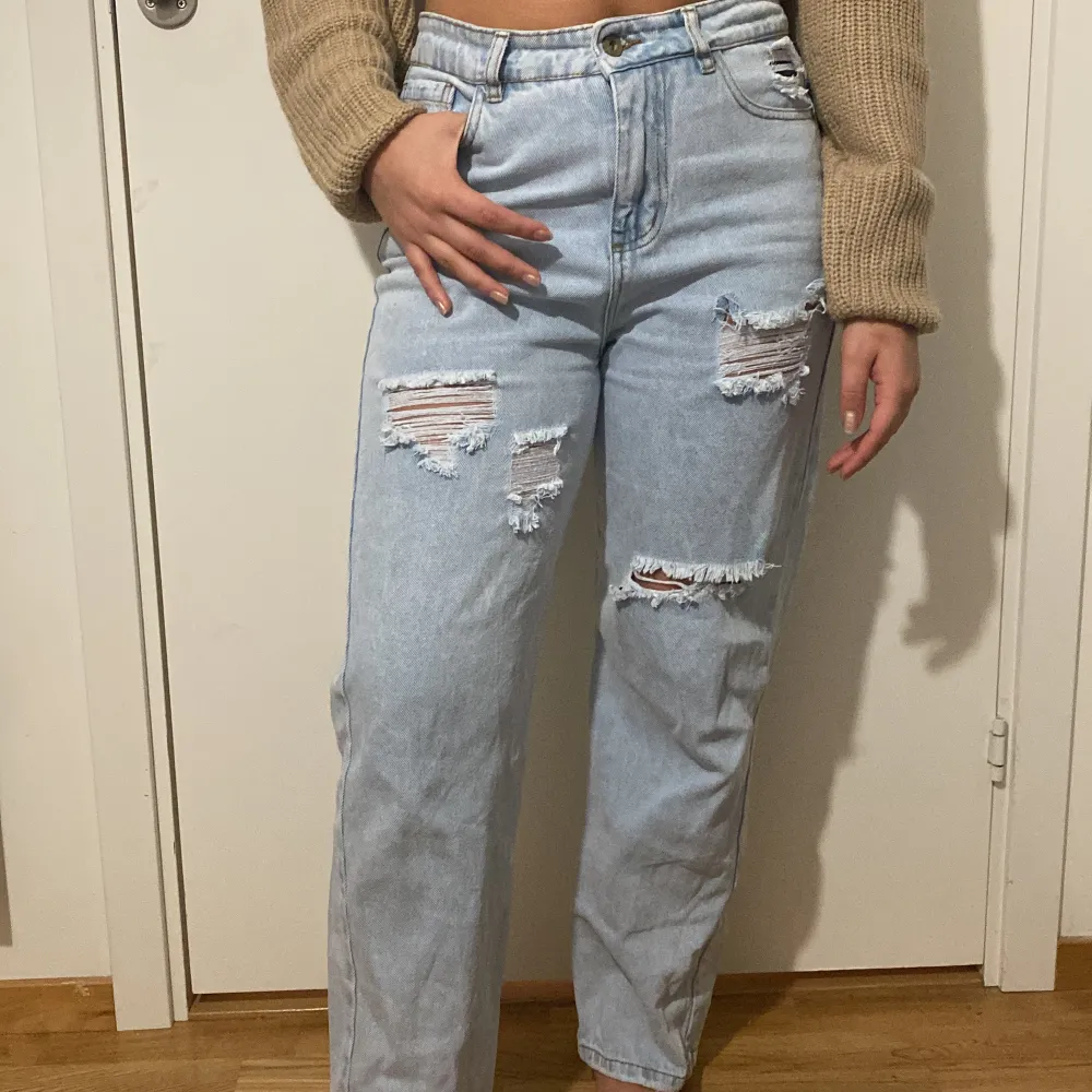 Ett par ljusblåa håliga jeans som är köpta utomlands i en butik som heter Zoe. Sitter superbra och är jättebekväma. Mycket bra skick, knappt använda. Storlek står inte men skulle säga xs/S. Jeans & Byxor.