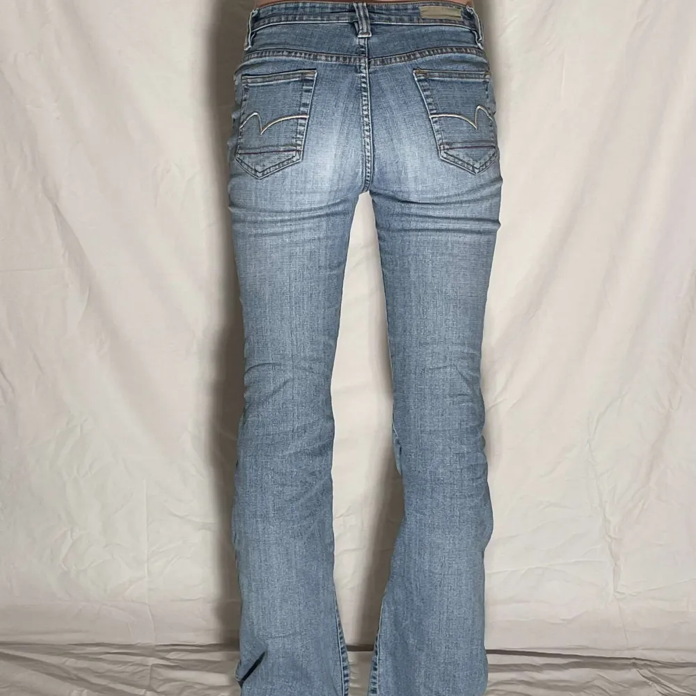 KONTAKTA INSTAGRAM @lwjeansuf VID INTRESSE Jeans 011❤️‍🔥 Märke: Diwa Storlek: EUR40 Midjemått: 76 cm Innerbenslängd: 83 cm  Modellen är W29 EUR38 och 165 cm lång . Jeans & Byxor.