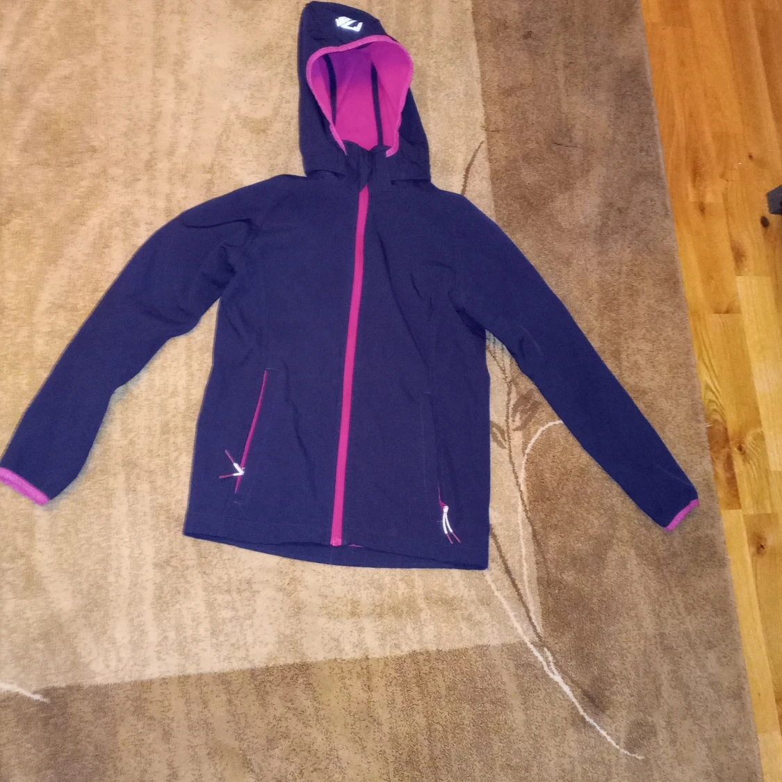 Autumn jacket with two inner and two outer pockets.