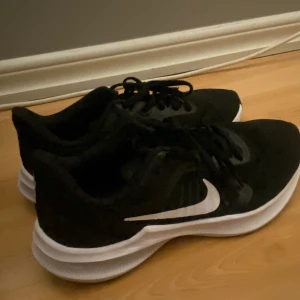 Nike skor - Strl 40,5, säljer då skorna inte kommer till användning 