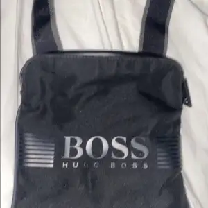 Säljer min Hugo Boss väska för att jag inte använder den längre. Självklart är den äkta kan mötas upp I Stockholm 