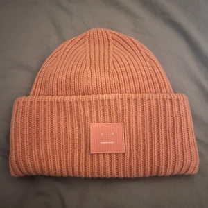 Acne studios - Säljer en rosa acne studios mössa, perfekt nu till vintern och hösten. Hör av dig vid eventuella frågor🫶🏼